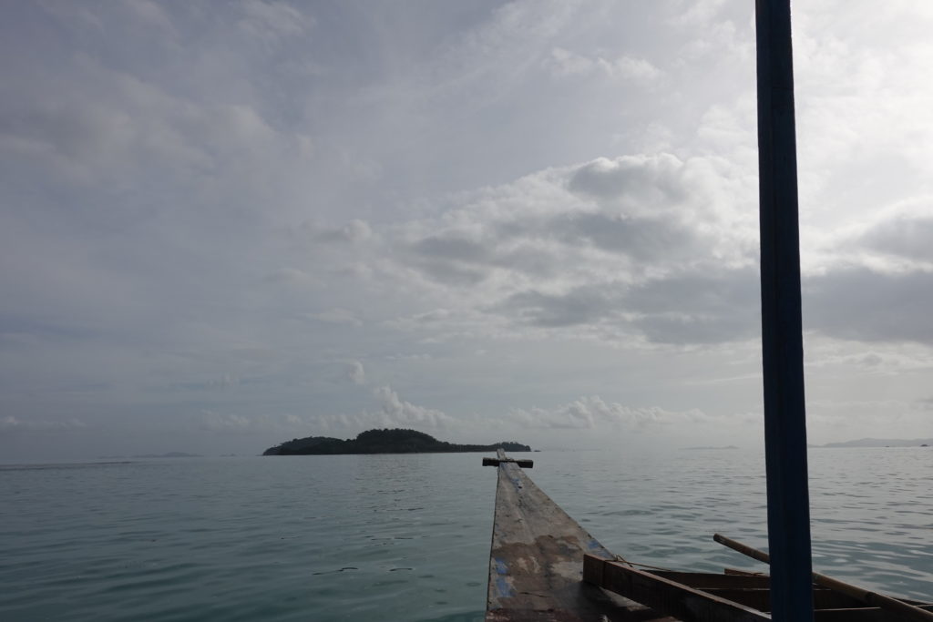 ダロコタン島へ向かうバンカーボート