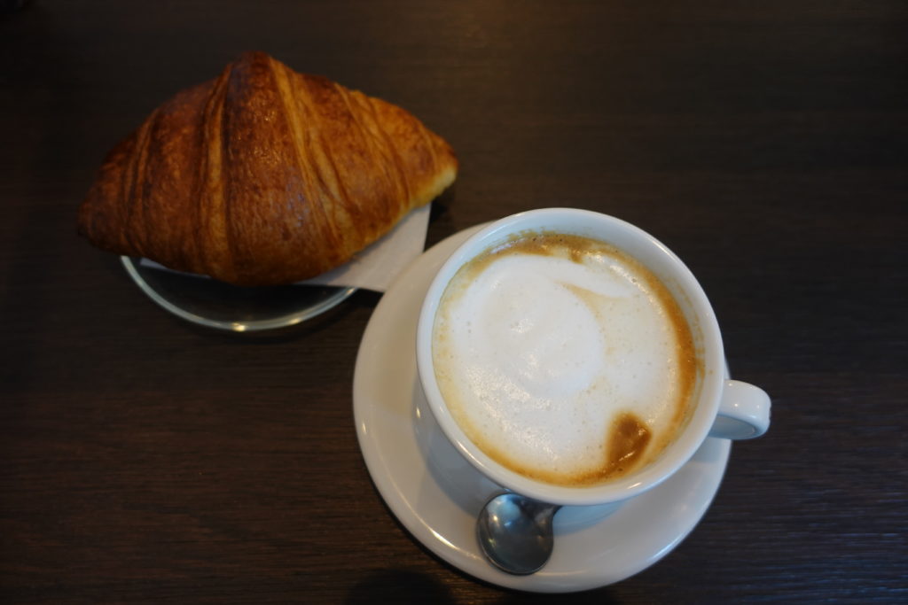 クロワッサンとカプチーノ